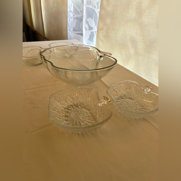 Vintage 1970s Large 9" Apple Shaped Clear Glass Serving Bowl w/Leaf Detailing - Picture 9 of 10